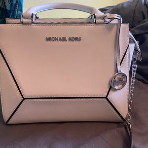 White Michael kors good as new! Used very few times, still has tag